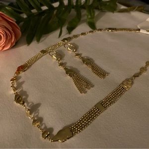 Chunky necklace with dangling gold earrings 🎁